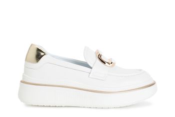 mocasín de piel con accesorio esmaltado white
