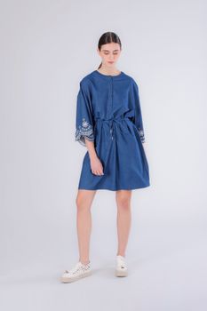 vestido vaquero de tencel con bordado en las mangas medium blue