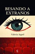 besando a extranos