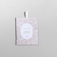 saquito perfumado taupe y dorado aroma ambar gris
