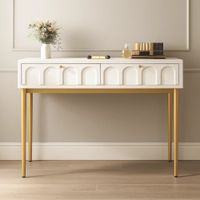 mesa auxiliar blanca con patas doradas y cajones arqueados
