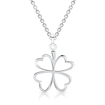 Cadena con colgante de plata en forma de trébol