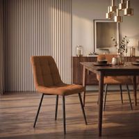 silla con patas de metal y asiento en tela naranja