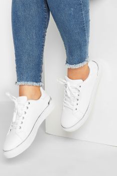 Deportivas Blancas Y Plateadas Con Costuras Festoneadas