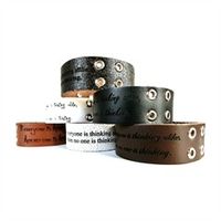 pulsera de cuero autentico con ojales decorativos incluido el grabado por laser