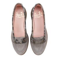 mocasin en serraje color gris y antifaz en piel boa mismos tonos con plataforma