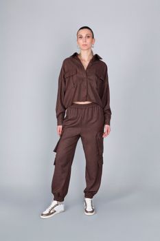 pantalones cargo con puños y cintura elástica brown