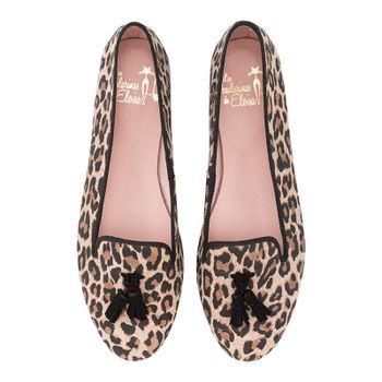 Slipper ante leopardo, borlas ante negro y con tacón forrado en piel.