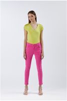 pantalones skinny tenidos en prenda hot pink