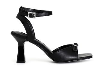 sandalias con hebilla y tira en el tobillo black