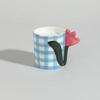 vela perfumada en ceramica con cuadros vichy y flor aroma polvo floral