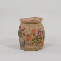 cesto de junco de mar con flores tricolor