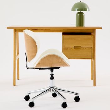 Silla de oficina con ruedas, madera curvada y acabado en polipiel,