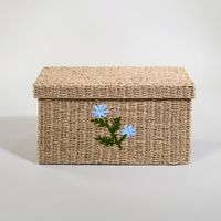 baul de almacenaje de jacinto de agua trenzado con flores