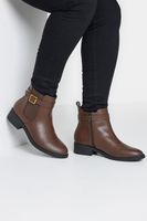 botines planos marrones con hebilla en diferentes anchos