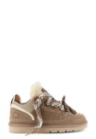 zapatillas de ante con cordones y charm taupe