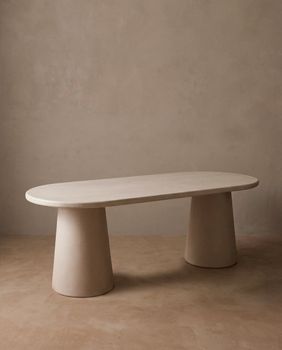 Mesa de comedor ovalada de microcemento tono beige 220x75cm