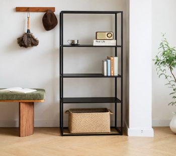 Librería en acero negro