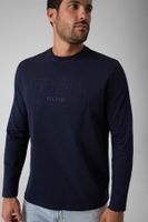 camiseta con logo en relieve