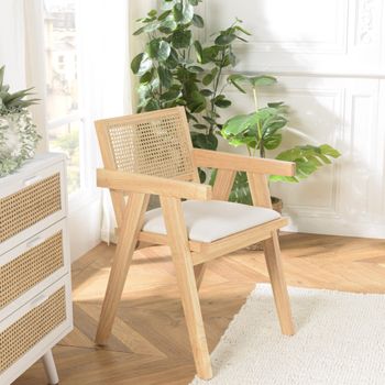 Sillón de madera de hevea y tela blanca con respaldo de ratán