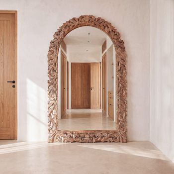 Espejo en arco de madera de mango tallada 122x183 cm