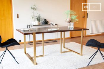 Mesa de comedor de metal dorado y madera marron
