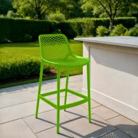 taburete para exterior con resplado en plastico verde
