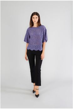 camiseta con bordado inglés en la parte delantera lavender