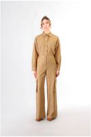 pantalon ancho con grandes bolsillos camel