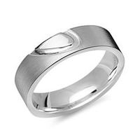 anillo de plata 925 pulida con medio corazon
