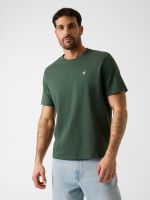 camiseta logotipo triangulo pequeno