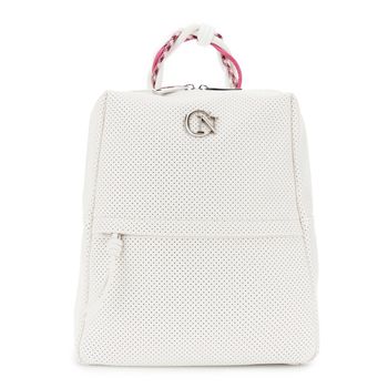 mochila de mujer efecto napa con microperforaciones y logotipo metálico. ivory