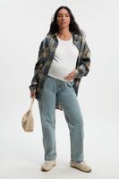 vaqueros premama rectos sobre la barriga azul