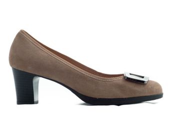 Zapato de salón en ante topo con adorno.