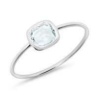 anillo de oro blanco de 14 quilates con topacio azul