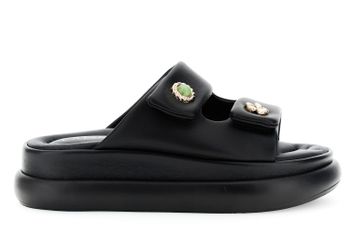 zapatilla de piel con dos cierres de velcro y botones. black