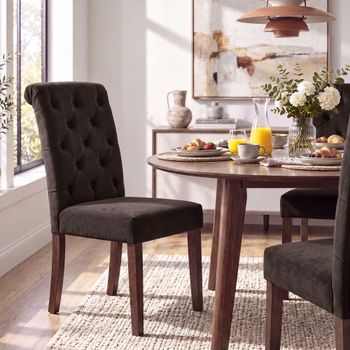 Silla con patas de madera y asiento en terciopelo marrón