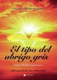 el tipo del abrigo gris