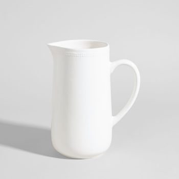 Jarra de cerámica blanca con ribete en relieve, 1,45 l