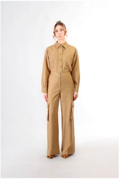 pantalón ancho con grandes bolsillos camel s