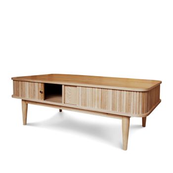 Mesa de centro de madera beige con cortinas