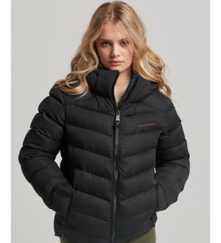 Superdry para mujer. W5011594A Chaqueta acolchada de microfibra con capucha (XS), Negro, Casual, Poliéster Reciclado, Sostenible