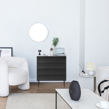 Cómoda con aspecto de madera negro