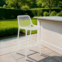 taburete para exterior con resplado en plastico blanco