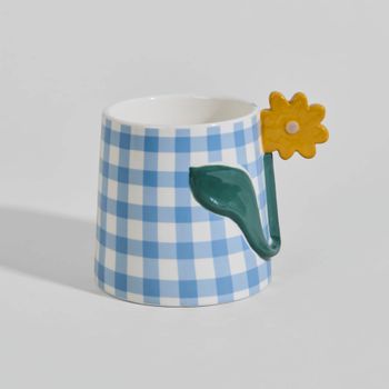 Taza de gres con cuadros vichy azul y asa de flor