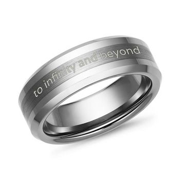 Anillo de tungsteno parcialmente pulido grabado con láser