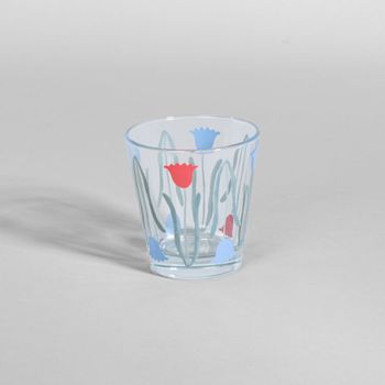 Vaso de vidrio con flores multicolores