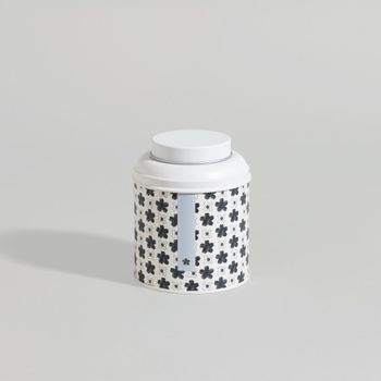 Caja de acero blanco con flores negras