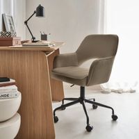 silla de oficina con ruedas en borreguito y base negra pardo