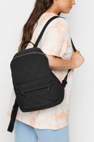 mochila negra acolchada